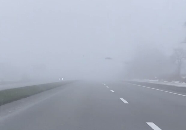 Днепр окутал густой туман: самолеты задерживаются, а на трассах ничего не видно - 