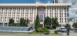 Главные часы страны на Доме профсоюзов на Майдане показывают почти одну рекламу