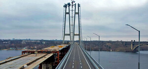 На вантовом мосту в Запорожье уложили асфальт и нанесли разметку