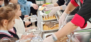 Ученикам школы на Печерске представили новое меню: что в него входит 