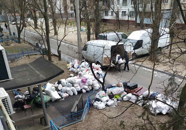 В Днепре женщина завалила мусором квартиру и вход в подъезд - 