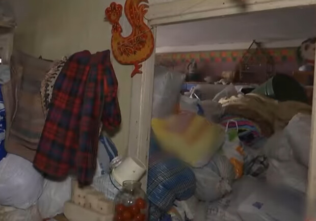 В Днепре женщина завалила квартиру и двор мусором: подробности - 
