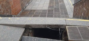 На площади Победы возле подземного перехода провалилась плита