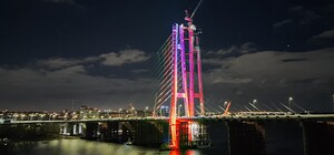 На вантовом мосту в Запорожье тестируют подсветку