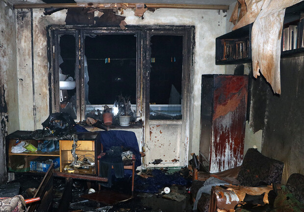 На Слобожанском проспекте ночью вспыхнула квартира: пострадал мужчина 