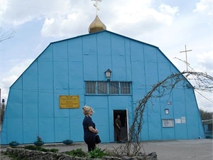 Пока что прихожанам приходиться бывать на службах вот в таком храме. Фото Павла Динца