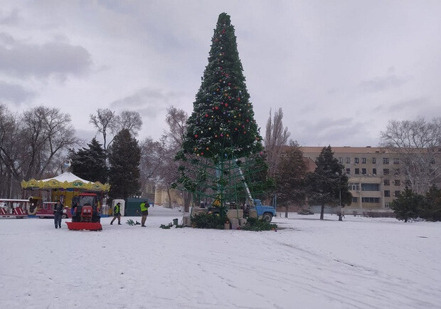 В парке Глобы демонтировали новогоднюю елку. 