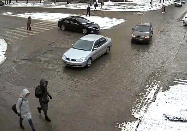 В центре Днепра сбили девушку: видео момента ДТП 