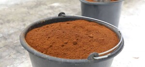 В Ирпене коммунальщики посыпают дорожки кофейной гущей