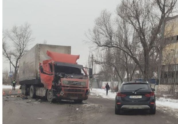 В Днепре возле авторынка столкнулись две фуры и маршрутка - 