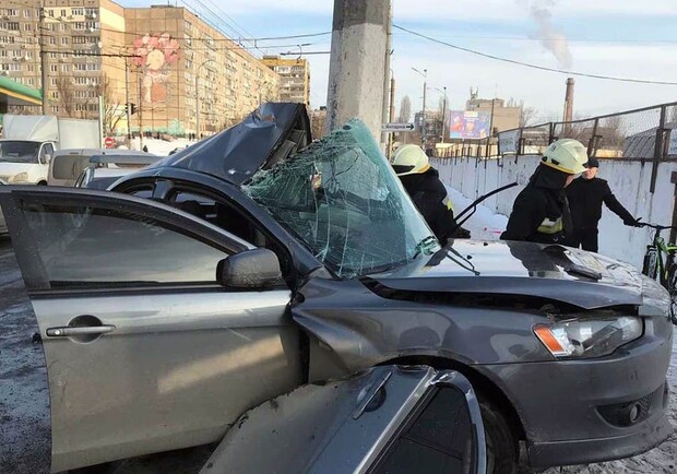 В Днепре на Янтарной авто влетело в столб: погиб молодой парень - 