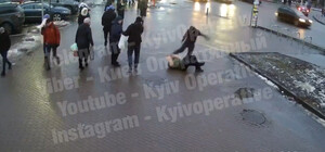 В Киеве курьер службы доставки, ехавший по тротуару, избил прохожего за замечание