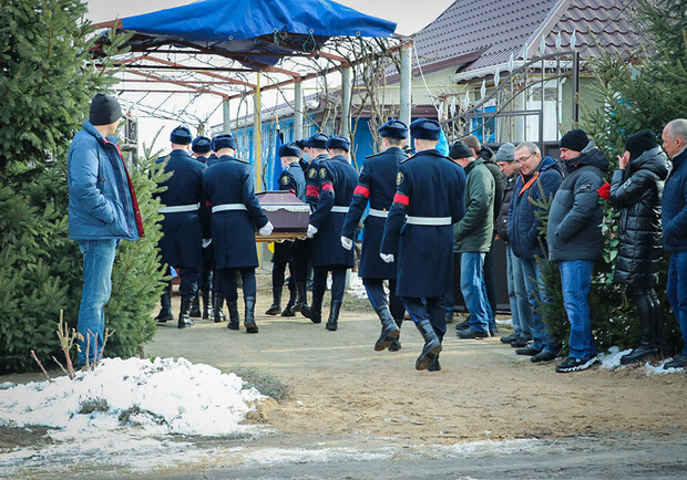 Похоронили трех нацгвардейцев, которые погибли во время стрельбы на "Южмаше". 