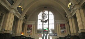На центральном киевском вокзале начали объявлять поезда разными голосами