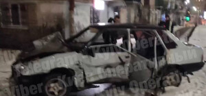 На Чоколовке автомобиль снес забор и вылетел на тротуар