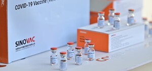 Чекали два місяці: на Львівщину привезли 80 тисяч доз вакцини CoronaVac