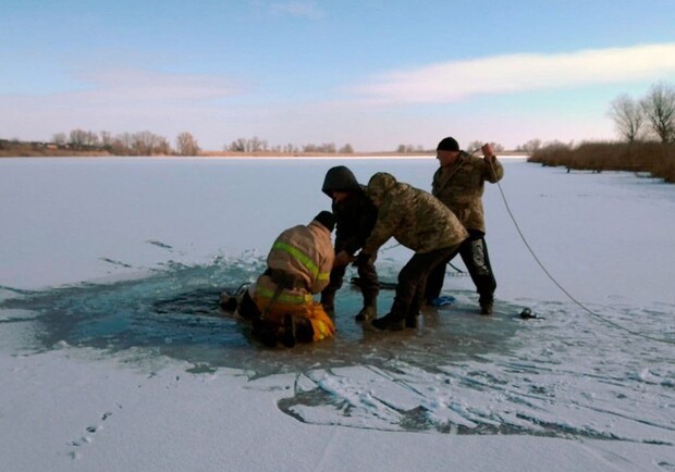 В Днепропетровской области мужчина нырнул в прорубь и исчез под льдом - фото: ГСЧС в Днепропетровской области