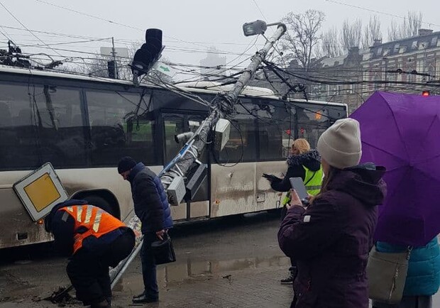В Днепре грузовик вырвал столб: движение трамваев и троллейбусов остановлено - 