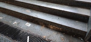 Бережіть голову: у центрі Полтави у переході тече дах