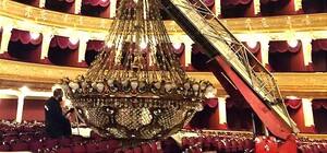 В Одесском оперном театре сняли люстру