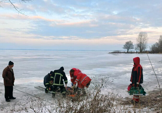 Во время рыбалки двое мужчин провалились под лед: вытащить смогли только одного - 