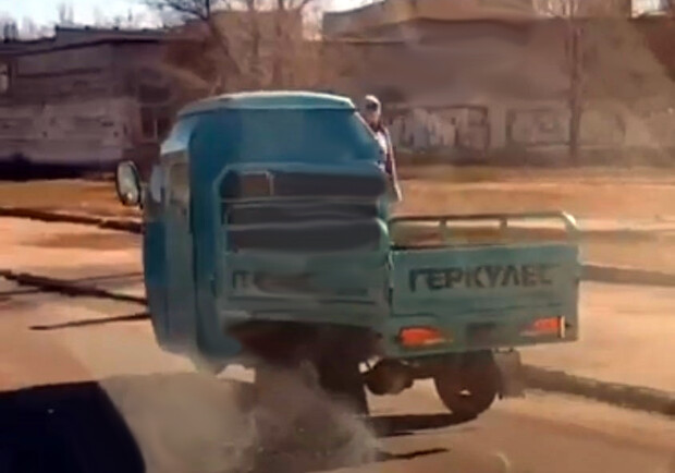 Дніпром їздила незвичайна вантажівка з трьома колесами - фото: t.me/huevyydnepr