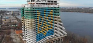 В Днепре спасают трех охранников недостроенной гостиницы 