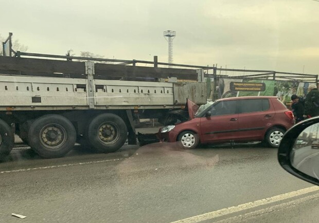 На Набережной Заводской легковушка влетела под фуру - 