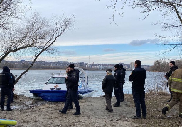 В Днепре под лед провалились рыбаки и три полицейских, который бросились на помощь - фото ГСЧС в Днепропетровской области