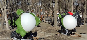 Не телепузики, не черепашки, не эко-бобры: что за странные фигурки появились в сквере Металлургов