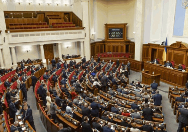 Верховная Рада Украины проголосовала за введение режима чрезвычайного положения в Украине. 