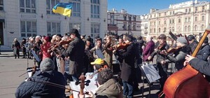 Возле Оперного в Одессе устроили концерт за мир в Украине