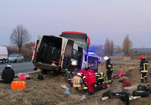 Автобус с переселенцами из Днепра попал в страшное ДТП - 