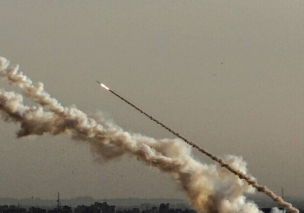 Вибух у Дніпрі: дві ракети потрапили до військової частини 