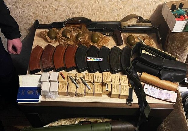 На Дніпропетровщині у депутата знайшли зброю, яку він отримав як "гуманітарку" - 