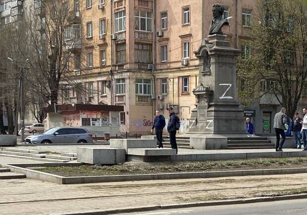 У Дніпрі на пам’ятнику Пушкіну намалювали літеру Z - 