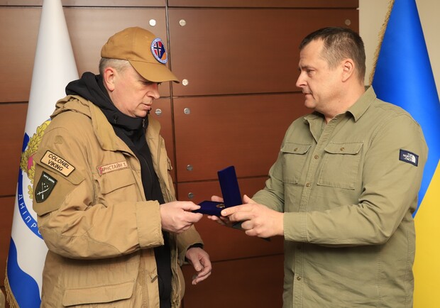 Мэр Днепра наградил норвежского волонтера, который уже 8 лет помогает украинским бойцам 