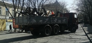 С центра Одессы убирают противотанковые ежи