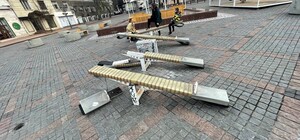 Многострадальные качели на Греческой продолжают разрушаться