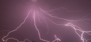 У селі біля Львова блискавка влучила у будинок, виникла пожежа