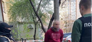 На Оболони мужчина устроил стрельбу в подъезде многоэтажки