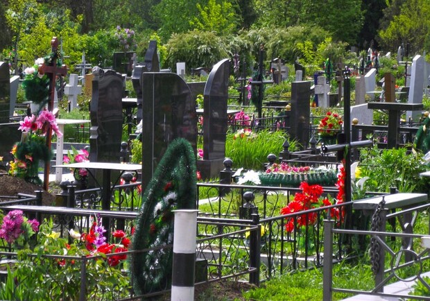 Як у Дніпрі готують кладовища до поминальних днів - 