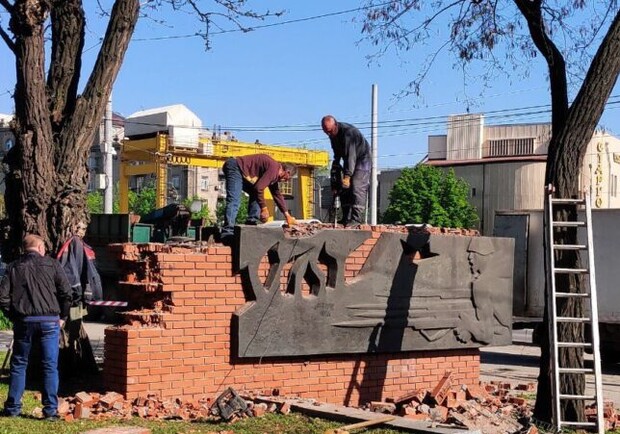 У Дніпрі масово демонтують пам’ятники з радянською символікою - 