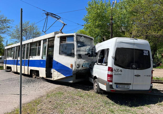 У Кривому Розі зіткнулися маршрутка та трамвай: у однієї з постраждалих вибито 5 зубів - фото
