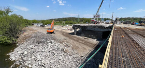 Движение по отстроенному мосту в Стоянке под Киевом откроют в конце мая