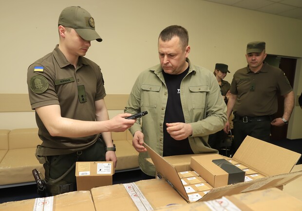 В Днепре подразделениям Национальной гвардии Украины передали 195 новых радиостанций