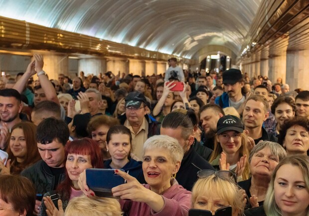 Выступили "Скрябін", "Ot Vinta", "MBreeze": как прошел благотворительный концерт в метро Днепра 