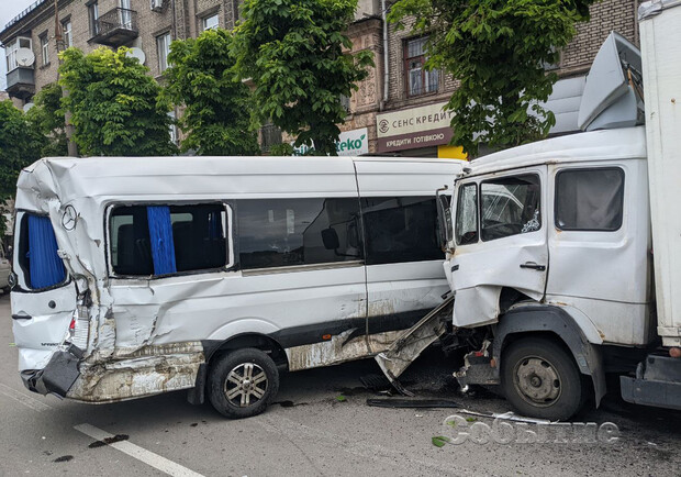 В Днепропетровской области грузовик протаранил две маршрутки 