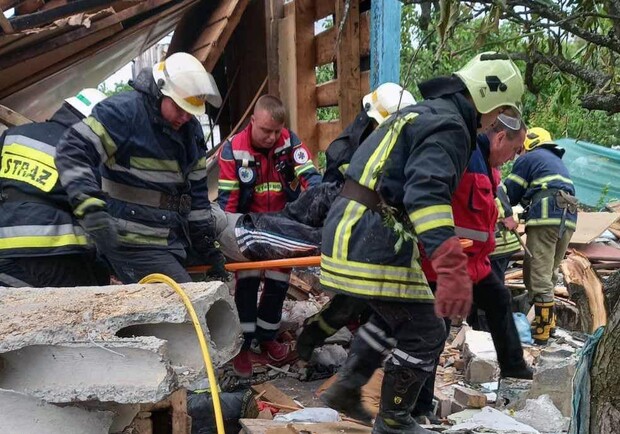 В Днепропетровской области мужчина оказался под завалами дома - 