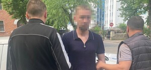 Львівські поліцейські затримали нападників, які увірвались в салон краси та підпалили його